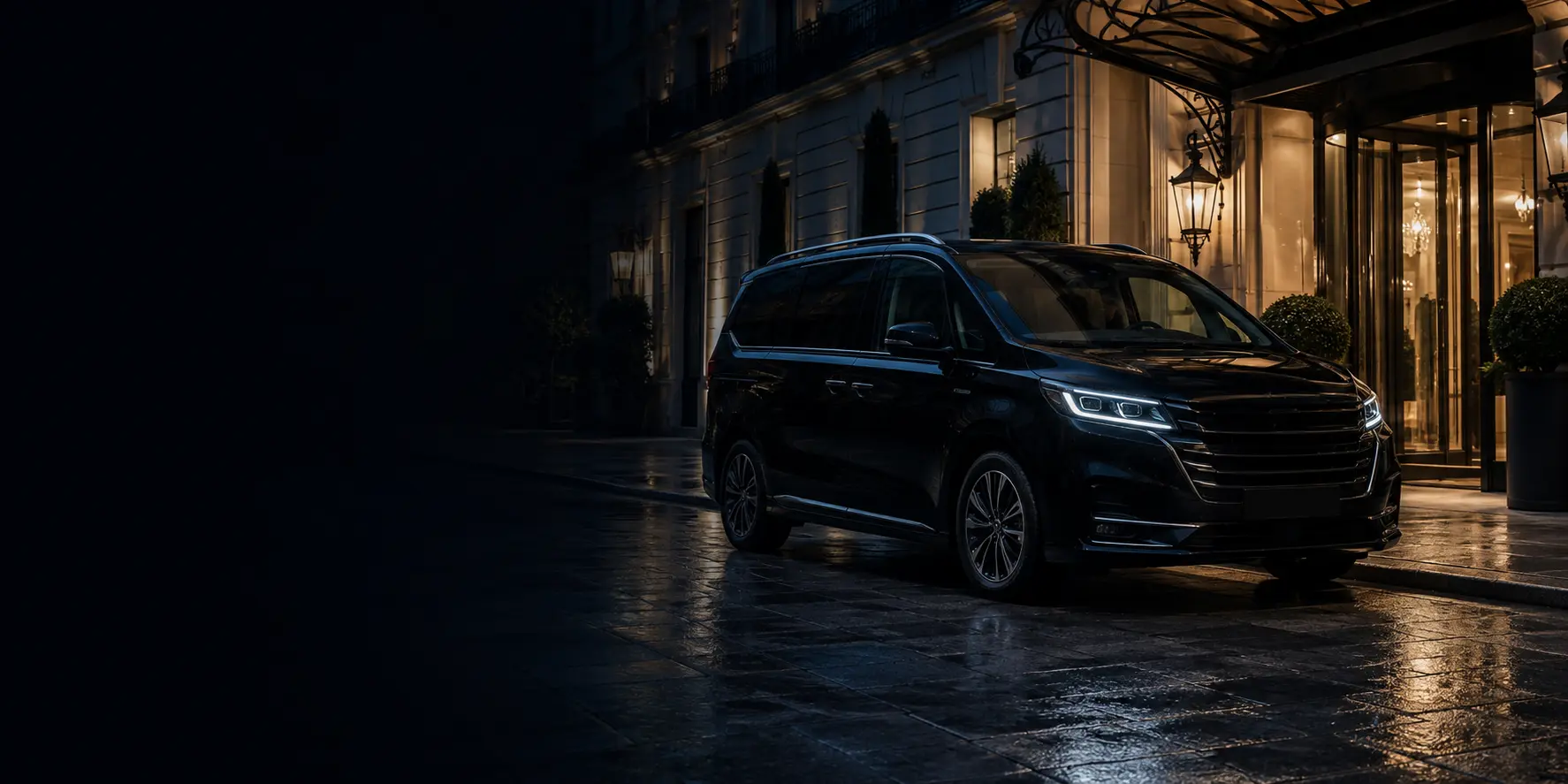 Véhicule avec chauffeur devant un hôtel parisien
